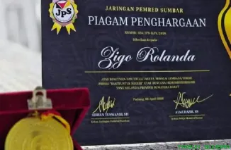 Zigo Rolanda menerima penghargaan Medal of Honor "Bakti untuk Negeri" dari JPS sebagai bentuk apresiasi atas kepedulian dan kontribusinya dalam penanganan bencana di Sumatera Barat. (Foto: Ist)