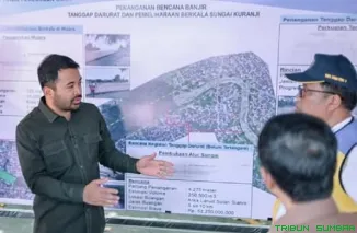 Anggota DPR RI Zigo Rolanda meninjau kondisi Sungai Batang Kuranji di kawasan Surau Gadang, Padang, Senin (27/4/2026). (Foto: Ist)