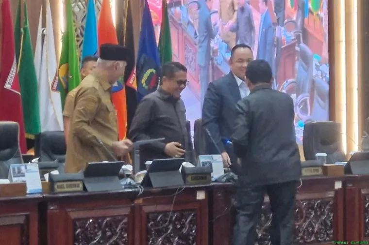 Rapat Paripurna DPRD Sumbar tentang pengesahan Ranperda Penyertaan Modal Pemerintah Daerah pada PT Jamkrida, di Gedung DPRD Sumbar, Padang, Selasa (5/5/2026). (Foto: Ist)