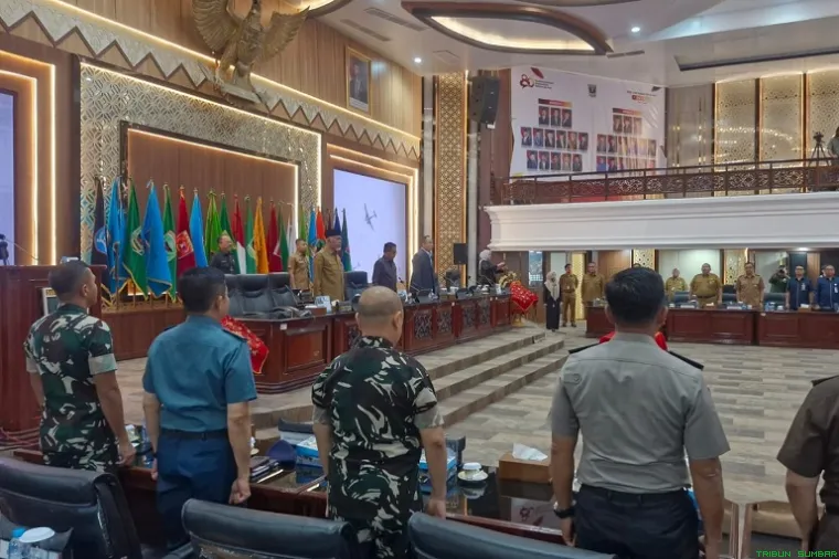 Rapat Paripurna DPRD Sumbar tentang pengesahan Ranperda Penyertaan Modal Pemerintah Daerah pada PT Jamkrida, di Gedung DPRD Sumbar, Padang, Selasa (5/5/2026). (Foto: Ist)