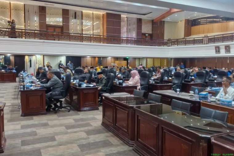 Rapat Paripurna DPRD Sumbar tentang pengesahan Ranperda Penyertaan Modal Pemerintah Daerah pada PT Jamkrida, di Gedung DPRD Sumbar, Padang, Selasa (5/5/2026). (Foto: Ist)