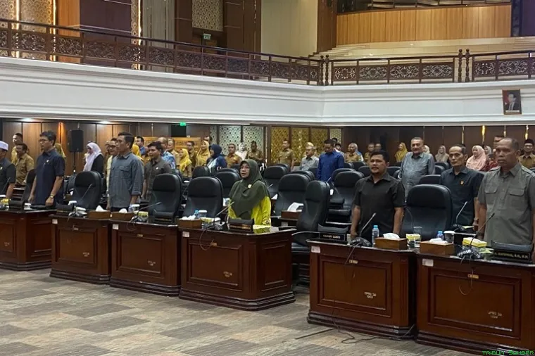 Rapat Paripurna penyampaian pandangan fraksi dan tanggapan Gubernur di Ruang Sidang Utama DPRD Sumbar, Padang, Senin (11/6/2026). (Foto: Ist)