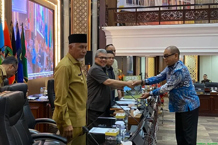 Rapat Paripurna penyampaian pandangan fraksi dan tanggapan Gubernur di Ruang Sidang Utama DPRD Sumbar, Padang, Senin (11/6/2026). (Foto: Ist)