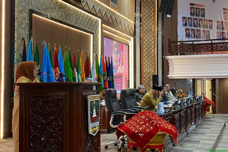 Rapat Paripurna penyampaian pandangan fraksi dan tanggapan Gubernur di Ruang Sidang Utama DPRD Sumbar, Padang, Senin (11/6/2026). (Foto: Ist)