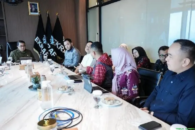 Wali Kota Padang Fadly Amran didampingi Wakil Ketua DPRD Sumbar Nanda Satria saat melakukan audiensi bersama Menteri Ekonomi Kreatif Teuku Riefky Harsya di Kantor Kementerian Ekraf, Jakarta, Kamis (7/5/2026). (Foto: Ist)