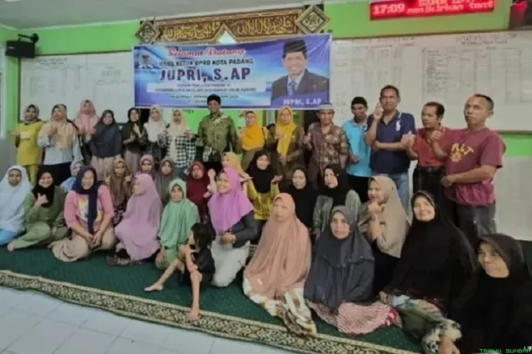 Anggota DPRD Padang saat menggelar reses Masa Sidang III Tahun 2026 di sejumlah wilayah Kota Padang untuk menyerap aspirasi masyarakat. (Foto: Ist)