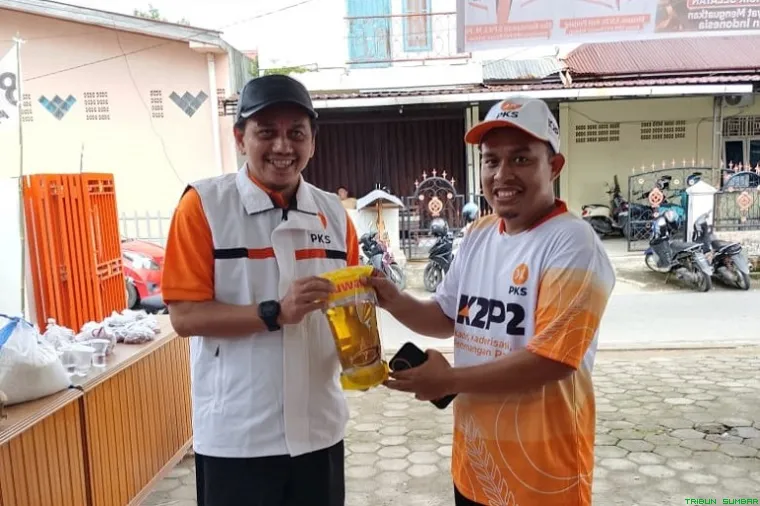 Kegiatan bazar dan pasar tani dalam rangka peringatan Milad ke-24 PKS di halaman Kantor DPD PKS Rawang Painan, Minggu (17/5/2026). (Foto: Ist)