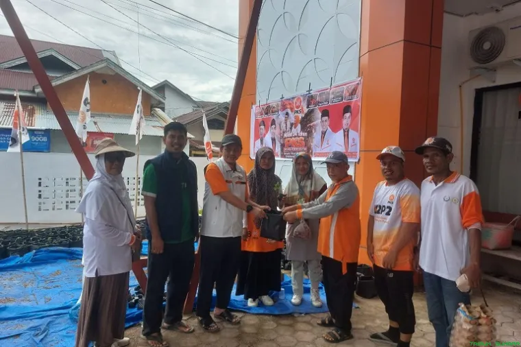 Kegiatan bazar dan pasar tani dalam rangka peringatan Milad ke-24 PKS di halaman Kantor DPD PKS Rawang Painan, Minggu (17/5/2026). (Foto: Ist)