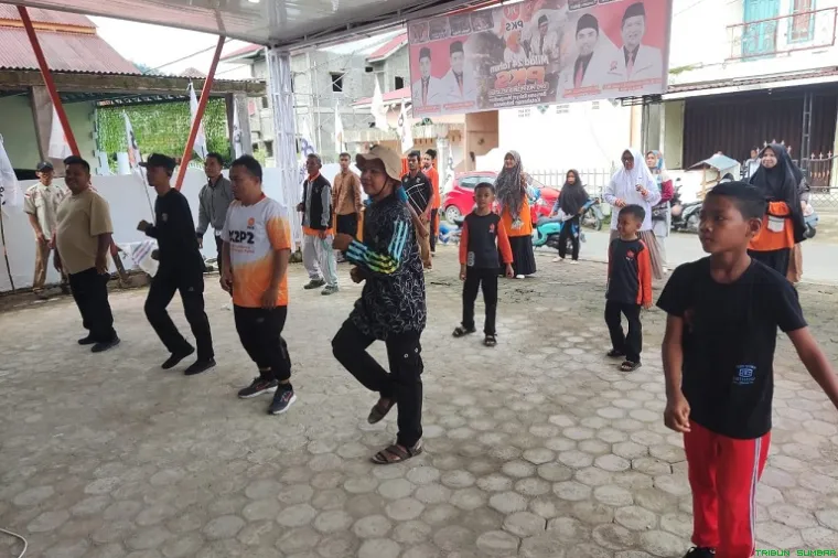 Kegiatan bazar dan pasar tani dalam rangka peringatan Milad ke-24 PKS di halaman Kantor DPD PKS Rawang Painan, Minggu (17/5/2026). (Foto: Ist)
