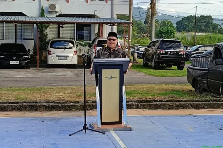 Ketua DPRD Sumbar, Muhidi, menghadiri penyembelihan hewan kurban milik Bank Nagari yang dilaksanakan di cabang Pegambiran, Padang, Kamis (28/5/2026). (Foto: Ist)