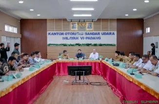 Anggota DPR RI Komisi V Zigo Rolanda (tengah) memberikan keterangan pers usai menggelar rapat pembahasan keberlanjutan penjagaan perlintasan sebidang di Padang, Selasa (5/5/2026). (Foto: Ist)