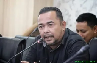 Ketua Jaringan Pemred (JPS) Sumatera Barat, Adrian Tuswandi, memberikan pernyataan sikap terkait penangkapan tiga jurnalis Indonesia dan sembilan WNI oleh militer Israel di Padang, Kamis (21/5/2026). (Foto: Ist)