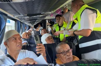Anggota DPR RI Andre Rosiade memberikan pengarahan dan menyerahkan bantuan tambahan uang saku sebesar 100 Riyal kepada jamaah haji Kloter 14 Embarkasi Padang di Bandara Internasional Minangkabau, Padang Pariaman, Sabtu (9/5/2026). (Foto: Ist)