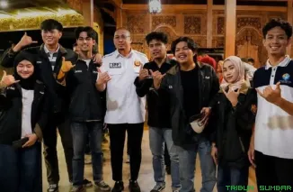 Wakil Ketua Komisi VI DPR RI Andre Rosiade menunjukkan bukti kesiapan penyediaan 10 unit bus gratis untuk mahasiswa Minang di Semarang, dalam unggahan media sosialnya, Kamis (7/5/2026). (Foto: Ist)