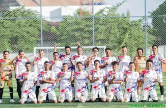 Kapten tim Bawaslu FC, Mafral (tengah), memimpin rekan satu timnya dalam sesi latihan persiapan menjelang Turnamen JPS Cup 2026 di Padang, Jumat (22/5/2026). (Foto: Ist)
