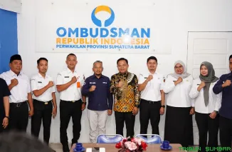 Anggota Bawaslu Sumbar Muhamad Khadafi (tengah) berdiskusi dengan perwakilan Ombudsman RI Provinsi Sumatera Barat saat audiensi di kantor Ombudsman, Rabu (6/5/2026). (Foto: Ist)