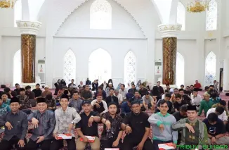 Para peserta terlihat serius mengikuti sesi praktik langsung penyembelihan hewan qurban dalam pelatihan yang digelar oleh M Foundation bersama Masjid Al Hakim di Padang, Minggu (17/5/2026). (Foto: Ist)