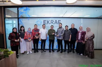 Wali Kota Padang Fadly Amran (tengah) memberikan paparan saat audiensi bersama Menteri Ekonomi Kreatif RI Teuku Riefky Harsya di Jakarta, Kamis (7/5/2026). (Foto: Ist)