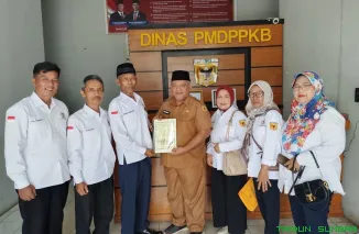 Ketua BPRN Gurun, Irwan Dt. Paduko Boso (tengah) bersama perwakilan unsur adat saat membahas penyusunan Peraturan Nagari (Pernag) Adat Salingka Nagari di Kantor Dinas PMDPPKB Tanah Datar, Senin (4/5/2026). (Foto: Ist)