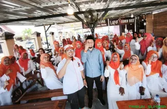 Anggota Komisi IV DPR RI, Rahmat Saleh, memaparkan capaian nyata program pertanian di hadapan warga Alai Parak Kopi, Kota Padang, Jumat (1/5/2026). (Foto: Ist)