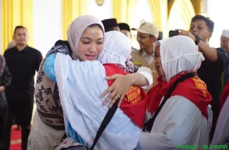 Bupati Dharmasraya Annisa Suci Ramadhani melepas keberangkatan 83 jamaah calon haji asal Dharmasraya di Masjid Agung Dharmasraya, Senin (4/5/2026). (Foto: Ist)