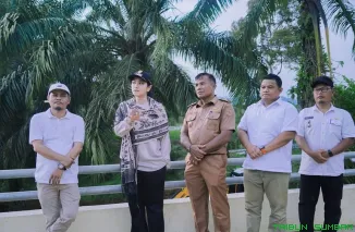Bupati Dharmasraya Annisa Suci Ramadhani (tengah) meninjau lokasi pemasangan batu bronjong pada lanjutan pembangunan Jembatan Batang Mimpi di Nagari Sikabau, Kecamatan Pulau Punjung, Senin (4/5/2026). (Foto: Ist)