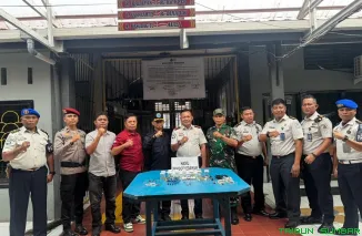 Kepala Lapas Kelas II B Muara Sijunjung, Ahmad Junaidi (kiri), memimpin Apel Ikrar Pemasyarakatan Bersih dari Handphone Ilegal dan Narkoba, Jumat (9/5/2026). (Foto: Ist)