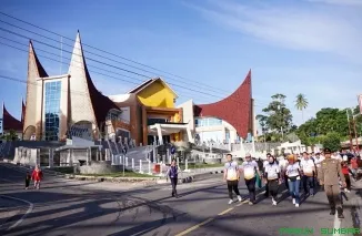 Wakil Bupati Solok Selatan, H. Yulian Efi, menghadiri kegiatan Car Free Day (CFD) di Ruang Terbuka Hijau (RTH) Padang Aro, Minggu (31/5/2026). (Foto: Ist)