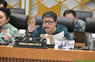 Wakil Ketua Komisi IV DPR RI, Alex Indra Lukman, saat memberikan kritik keras terkait mandeknya pencairan Anggaran Kementerian Kehutanan untuk pemulihan pasca-bencana dalam Raker dengan Kemenko LHK, Rabu (14/5/2026). (Foto: Ist)