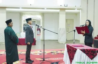 Bupati Dharmasraya Annisa Suci Ramadhani (kanan) mengambil sumpah jabatan Medison, S.Sos, M.Si (kiri) saat pelantikan Sekretaris Daerah Definitif Kabupaten Dharmasraya di Auditorium Dharmaraya, Pulau Punjung, Kamis (7/5/2026). (Foto: Ist)