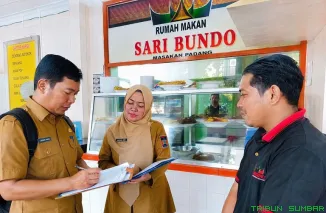 Kepala Dinas Koperasi dan UKM Kota Padang, Teddy Antonius, didampingi jajarannya saat memberikan sosialisasi terkait pendataan UMKM di kantor dinas tersebut, Minggu (24/5/2026). (Foto: Ist)