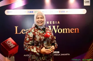 Direktur Commercial Banking PT Bank Tabungan Negara (BTN), Hermita, menerima penghargaan dalam ajang CNN Indonesia Leading Women Awards 2026 di Auditorium Menara Bank Mega, Jakarta Selatan, Selasa (5/5/2026). (Foto: Ist)