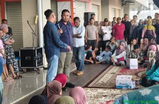 Kepala Dinas Perdagangan Kota Padang, Fizlan Setiawan, memberikan penjelasan saat sosialisasi penataan dan modernisasi di Lantai 3 Fase VII Pasar Raya Padang, Minggu (24/5/2026). (Foto: Ist)