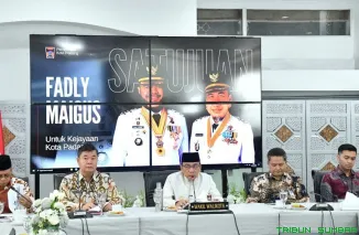Wakil Walikota Padang, Maigus Nasir, bersama Kepala Disdukcapil Kota Padang, Ances Kurniawan, didampingi jajarannya saat memaparkan kesiapan implementasi Identitas Kependudukan Digital (IKD) di Padang, Jumat (15/5/2026). (Foto: Ist)