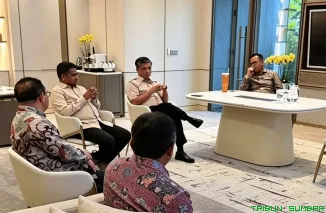Kepala Badan Pengelola BUMN (BP BUMN) sekaligus COO Danantara Indonesia, Dony Oskaria, melakukan pertemuan strategis dengan Menteri Ketenagakerjaan (Menaker) Yassierli di Jakarta, Kamis (21/5/2026). (Foto: Ist)