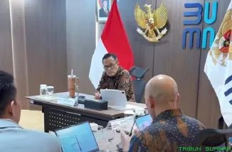 Dony Oskaria, COO Danantara Indonesia, memimpin rapat strategis bersama jajaran direksi Semen Indonesia Group (SIG) dan didampingi Wakil Kepala BP BUMN, Aminuddin Ma'ruf, di Jakarta, Rabu (20/5/2026). (Foto: Ist)