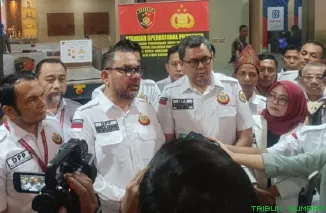 Sekjen DPP IKM, Braditi Moulevey Rajo Mudo, didampingi Wakil Ketua Bidang Hukum DPP IKM, Defrizal Djamaris, melaporkan pegiat media sosial Permadi Arya alias Abu Janda ke Bareskrim Polri, Jakarta, Selasa (26/5/2026). (Foto: Ist)