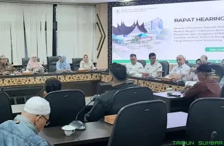 Ketua DPRD Sumbar Muhidi memimpin audiensi bersama perwakilan masyarakat dan jajaran OPD terkait terkait aspirasi pembangunan bangunan di kawasan wisata Mandeh, di ruang rapat DPRD Sumbar, Padang, Selasa (13/5/2026). (Foto: Ist)