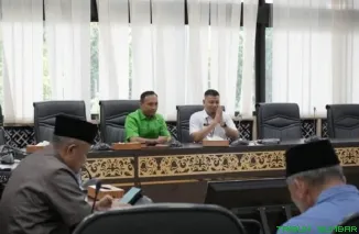 Kabag Persidangan dan Perundang-Undangan Sekretariat DPRD Sumbar, Dahrul Idris saat menerima kunjungan kerja Pimpinan dan Anggota Pansus I DPRD Kabupaten Tanah Datar di ruang rapat khusus I Kantor DPRD Sumbar, Padang, Rabu (6/5/2026). (Foto: Ist)