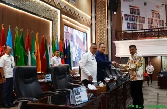 Wakil Ketua DPRD Sumbar Nanda Satria memimpin rapat paripurna penetapan usul prakarsa Ranperda Perubahan Perda Penyelenggaraan Pendidikan di ruang sidang utama DPRD Sumbar, Rabu (6/5/2026). (Foto: Ist)