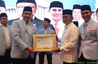 Ketua Umum DPW BKPRMI Sumbar, Maisar Setiawan Munaf, menerima penghargaan pada acara Rapimnas BKPRMI 2026 di The Tavia Heritage Hotel, Jakarta, Kamis (14/5/2026). (Foto: Ist)