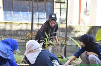 Dukung SDGs dan UI GreenMetruc, FPP UNP Hijaukan Kampus Lewat Tanam Tanaman Produktif