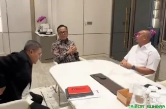 Wakil Ketua Komisi VI DPR RI Andre Rosiade (kedua dari kanan) berdiskusi dengan Kepala BP BUMN sekaligus COO Danantara Dony Oskaria (kanan) dan Direktur Utama PT Hutama Karya Koentjoro (kedua dari kiri) di Jakarta, Selasa (5/5/2026). (Foto: Ist)