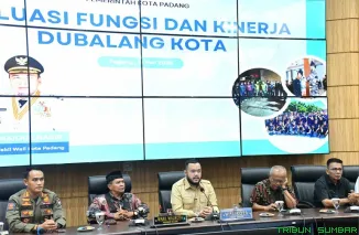 Wali Kota Padang, Fadly Amran, memberikan arahan kepada para perwakilan Dubalang Kota dan jajaran Satpol PP saat Pertemuan Evaluasi Kinerja di Balai Kota Padang, Senin (18/5/2026). (Foto: Ist)