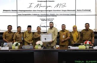 Wali Kota Padang, Fadly Amran, memberikan arahan saat memimpin Monthly Meeting Pemko Padang di Ruang Abu Bakar Ja'ar Balai Kota, Senin (18/5/2026). (Foto: Ist)