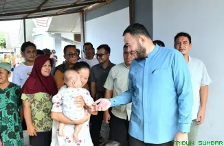 Wali Kota Padang sekaligus Ketua DMDI Sumbar, Fadly Amran saat meninjau bantuan sapi kurban dari DMDI Indonesia bagi penyintas bencana di Huntara Lubuk Buaya, Kecamatan Koto Tangah, Padang, Kamis (28/5/2026). (Foto: Ist)