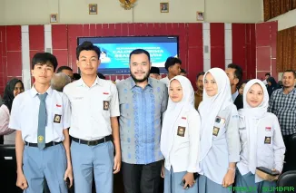 Wali Kota Padang, Fadly Amran, memberikan arahan dan motivasi kepada 60 calon penerima beasiswa saat acara pembekalan di Gedung Bagindo Aziz Chan, Balai Kota Padang Aie Pacah, Senin (25/5/2026). (Foto: Ist)