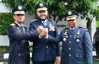 Wali Kota Padang, Fadly Amran, didampingi Kadishub lama Ances Kurniawan dan Kadishub baru Yudi Indra Syani, saat memimpin apel serah terima jabatan di halaman Kantor Dinas Perhubungan Kota Padang, Rabu (13/5/2026). (Foto: Ist)