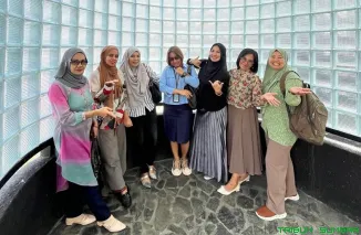 Ketua Musda FJPI Sumbar Ka'bati didampingi Sekretaris FJPI Sumbar periode 2023-2025, Yunisma, dan Ketua FJPI Sumbar Nita Arifin memberikan keterangan pers seusai menggelar Musyawarah Pra Musda di Kafe Paranona Padang, Rabu (6/5/2026). (Foto: Ist)