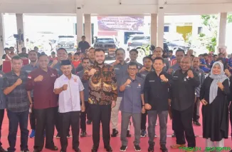 Wali Kota Padang Fadly Amran (tengah) memberikan arahan usai pelantikan pengurus FOKSI Cabang Kota Padang masa bakti 2026--2030 di Palanta Rumah Dinas Wali Kota Padang, Sabtu (2/5/2026). (Foto: Ist)